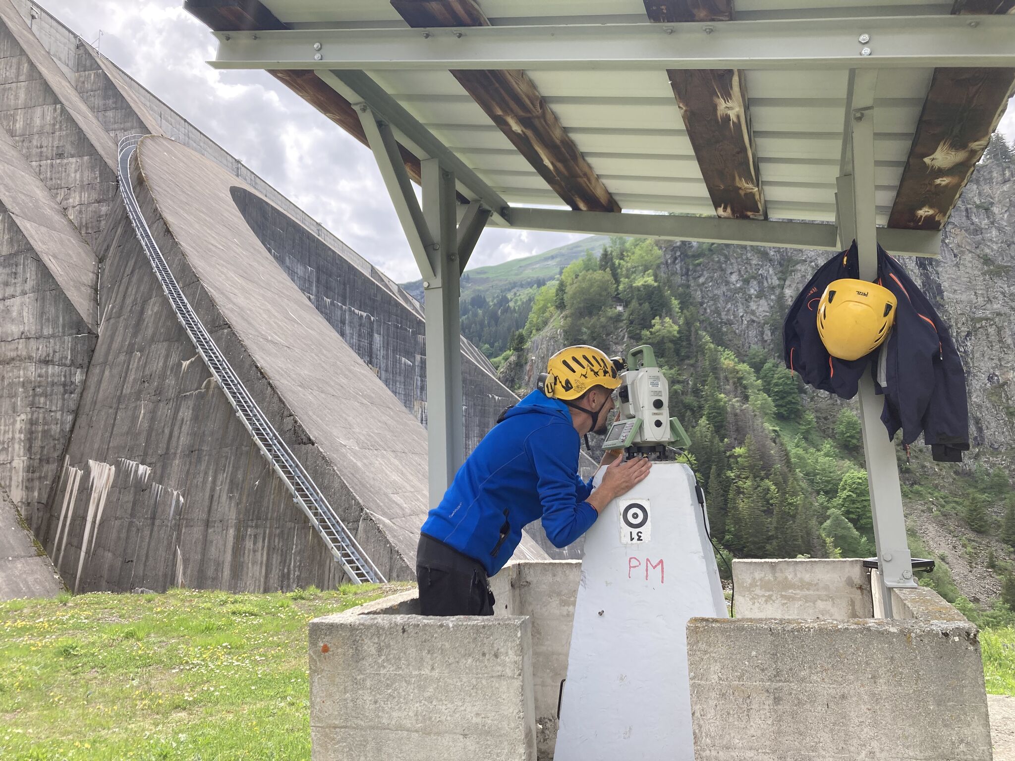 máy toàn đạc điện tử Leica Nova TM60 quan trắc tự động đập thủy điện